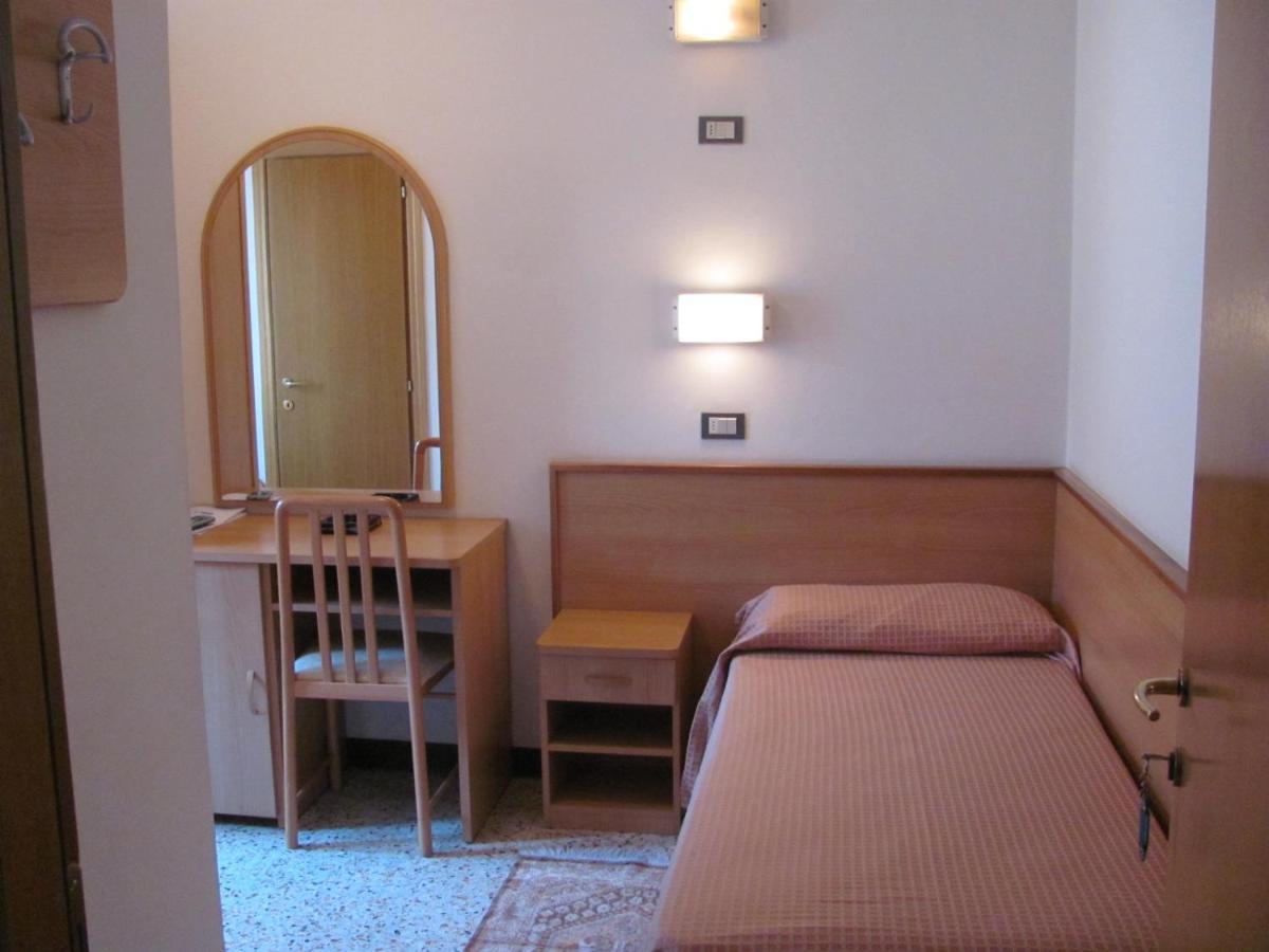 Albergo Moretti Сенигалия Екстериор снимка